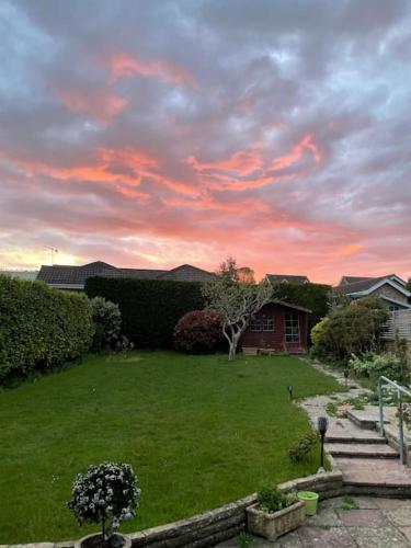 Rooms in a beautiful house with free on St parking in Hove