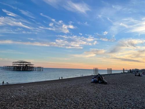 Rooms in a beautiful house with free on St parking in Hove