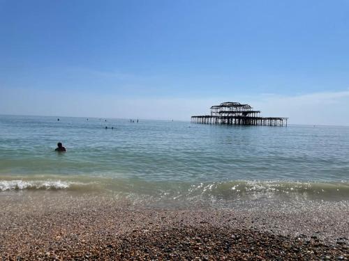 Rooms in a beautiful house with free on St parking in Hove