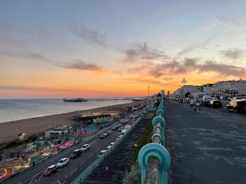Rooms in a beautiful house with free on St parking in Hove