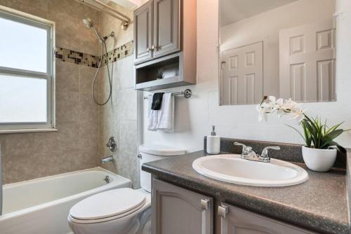 Bathroom, Pool Table and Outdoor Fun-Minutes from Downtown in Fort Carson (CO)