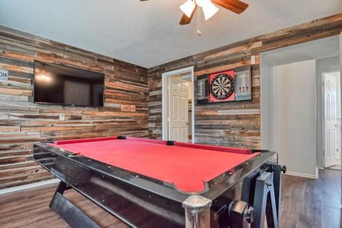 Recreational facilities, Pool Table and Outdoor Fun-Minutes from Downtown in Fort Carson (CO)