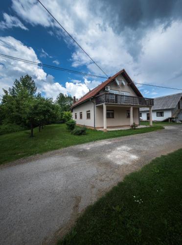 Apartments with a parking space Smoljanac, Plitvice - 14979 - Location saisonnière - Smoljanac