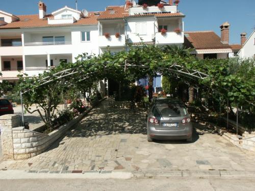 Apartments with a parking space Rovinj - 9702 - image 11