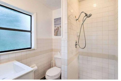 Bathroom, Cozy 1 bedroom Cottage with Heated Pool in Leisureville