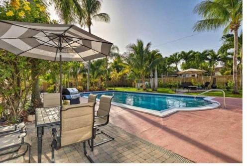 Swimming pool, Luxury Mini Resort with heated pool in Leisureville