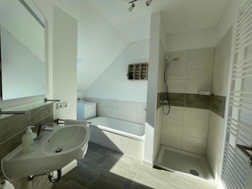 Bathroom, Moderne Wohnung mit Balkon inmitten der Lausitz in Bernsdorf