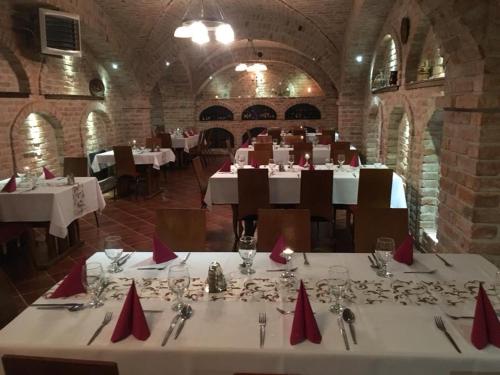 Merlot Borhotel és Látványpince (Merlot Borhotel es Latvanypince) in Edelény