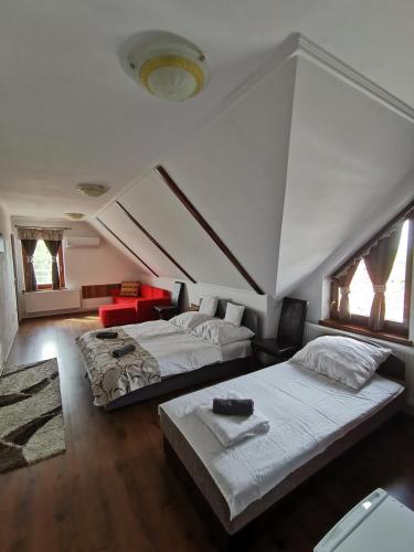 1 queen bed, 1 twin bed