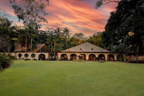 . Beachfront Paradise Araluen Resort Close to Cairns