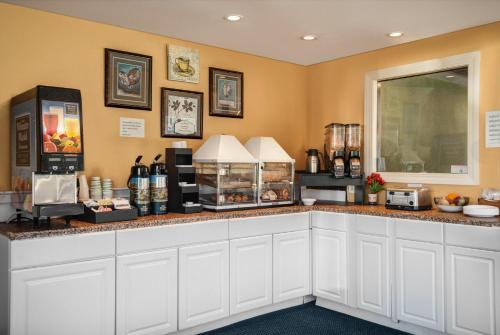 อาหารและเครื่องดื่ม, มอนติเซลโล อินน์ - ฟรามิงแฮม / บอสตัน (Monticello Inn- Framingham/ Boston) in ฟรามิงแฮม (MA)