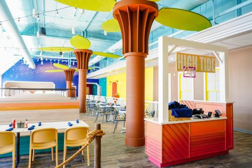 餐廳, Castaway Bay by Cedar Point Resorts in 桑達斯基市中心