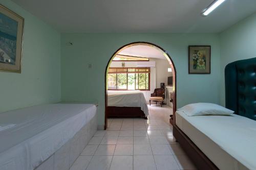 1 king bed, 2 twin beds