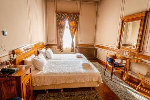 Two-Bedroom Ancient Apartment image 5