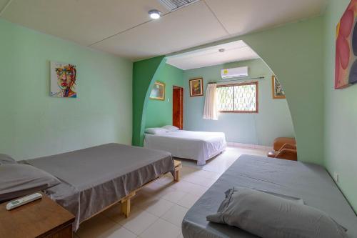 2 queen beds, 1 twin bed