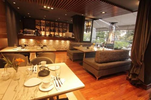 레스토랑, Garden Plaza near 테니엔테 헤네랄 벤하민 마티엔소 국제공항