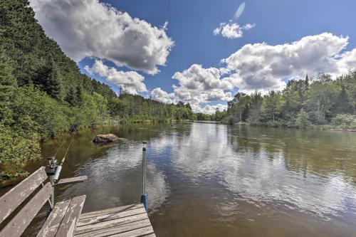 Spacious Riverfront Escape with Private Hot Tub, Eagle River (fotografie 3)