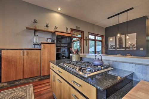 Spacious Riverfront Escape with Private Hot Tub, Eagle River (fotografie 9)