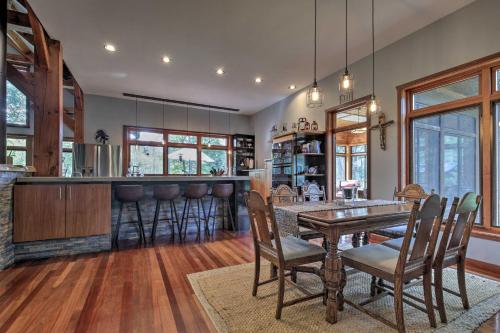 Spacious Riverfront Escape with Private Hot Tub, Eagle River (fotografie 8)