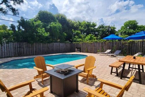 Large 3-Story Home, Private Pool 14-mins to Ocean