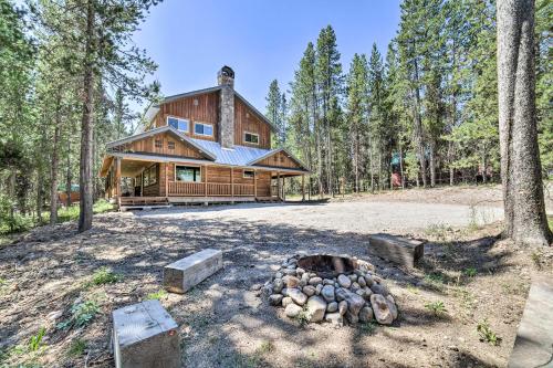 Contemporary Cabin with Game Room and Fire Pit - Island Park