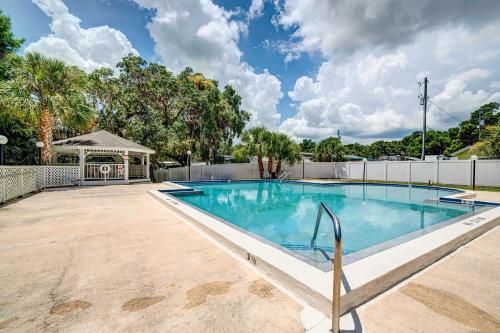 Old Florida Setting with Kayaks and Fishing Poles in Inverness (Florida)