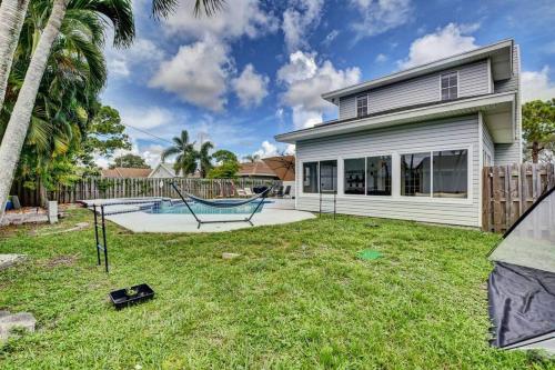 5 BR Mansion with Pool and non-heated Jacuzzi Games in Boynton Beach