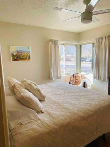 Vintage charm vacation home with modern comforts near Old Town in Albuquerque, USA