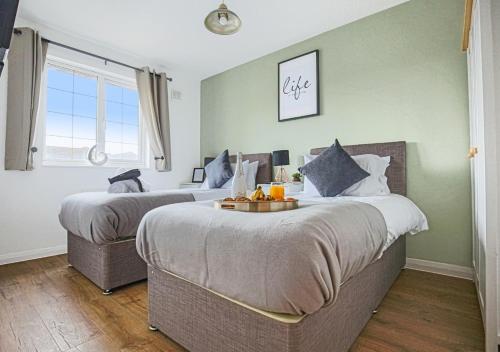 Walnut House - Close to City Centre - Free Parking, Fast Wifi and Smart TVs by Yoko Property - Milton Keynes