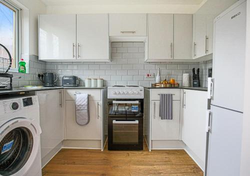 Walnut House - Close to City Centre - Free Parking, Fast Wifi and Smart TVs by Yoko Property