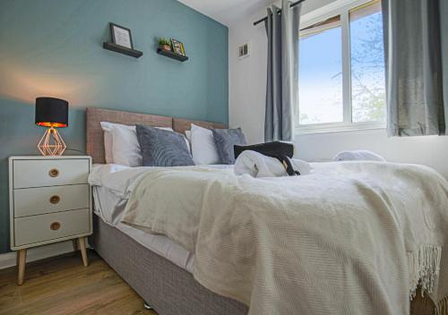 Walnut House - Close to City Centre - Free Parking, Fast Wifi and Smart TVs by Yoko Property