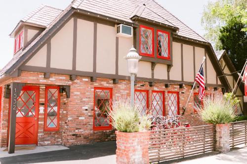 A szálláshely kívülről, The Hamlet Inn in Solvang