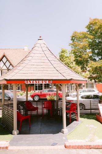 A szálláshely kívülről, The Hamlet Inn in Solvang