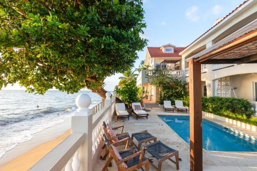 Tres Sirenas Beach Inn