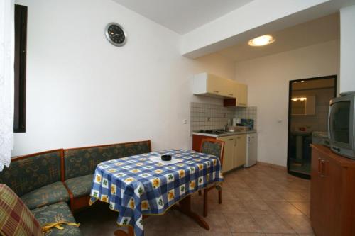 Apartments with a parking space Vantacici Krk - 427 - image 2