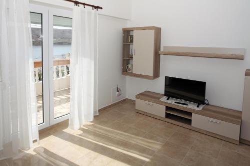 One-Bedroom Apartment with Terrace and Sea View image 4