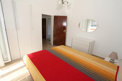 One-Bedroom Apartment with Terrace and Sea View image 6