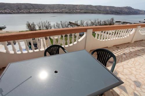 One-Bedroom Apartment with Terrace and Sea View image 1