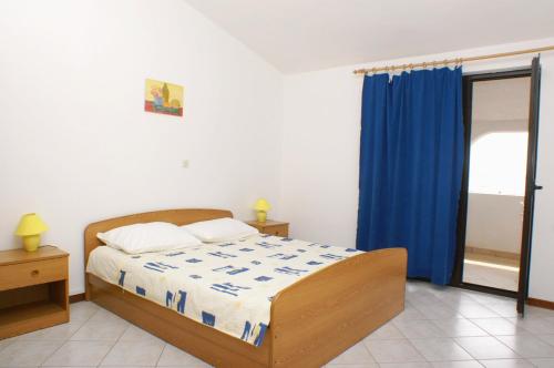 Two-Bedroom Apartment with Terrace and Sea View room in Apartments by the sea Mandre Pag - 523
