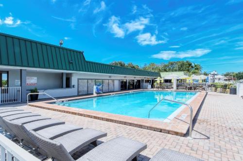 All-New, First Floor, Bunk Bed, Huge Pool, 70 inch TV, Tiki Bar! in Sarasota, USA