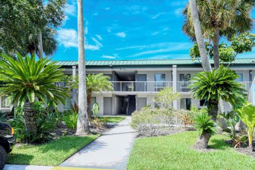 All-New, First Floor, Huge Pool, 70 inch TV, Tiki Bar in Sarasota, USA