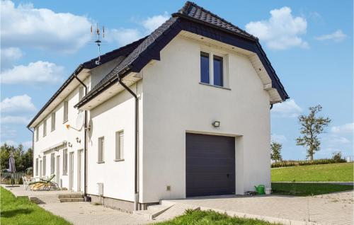 Nice Apartment In Sarbinowo With Kitchen