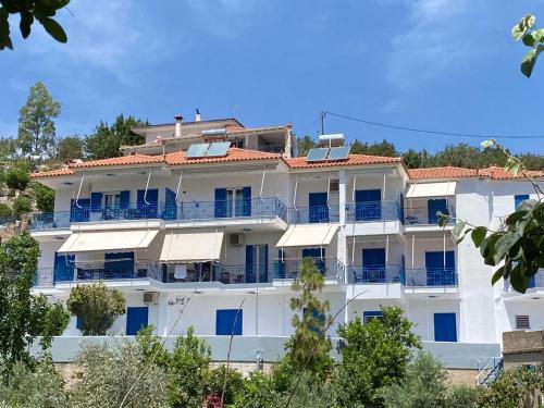 Matina Apartments Tyros