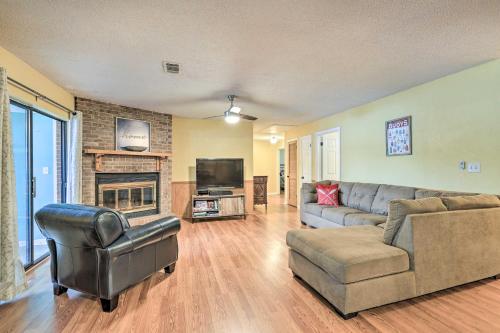 Lakefront Macon Getaway Grill, Pet Friendly! in Macon, USA