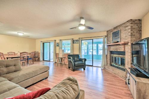Lakefront Macon Getaway Grill, Pet Friendly! in Macon, USA