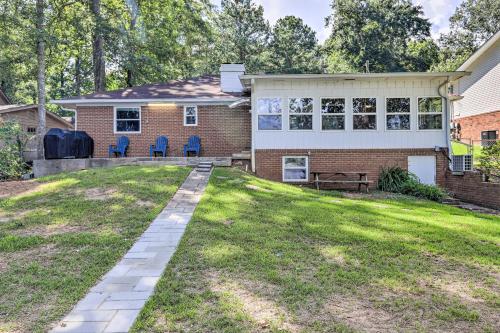 Lakefront Macon Getaway Grill, Pet Friendly! in Macon, USA
