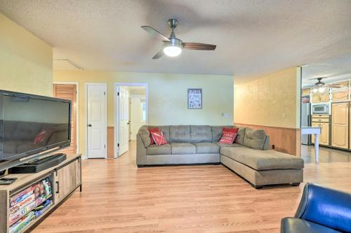 Lakefront Macon Getaway Grill, Pet Friendly! in Macon, USA