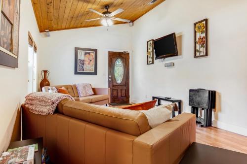 River Rock Cottage in Fredericksburg, USA