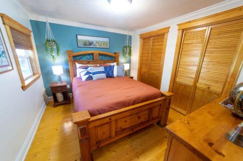 NEW! The Charming Glenn Cottage! Walk to Lake Michigan!