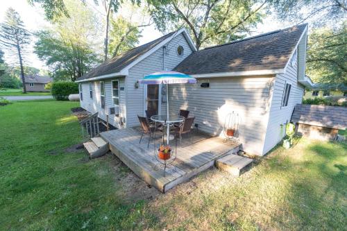 NEW! The Charming Glenn Cottage! Walk to Lake Michigan!